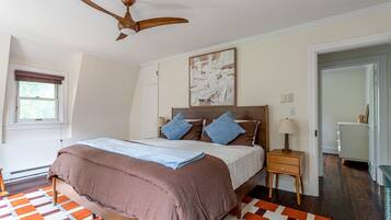 4 bedrooms, desk, travel crib, WiFi