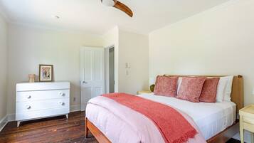 4 bedrooms, desk, travel cot, WiFi