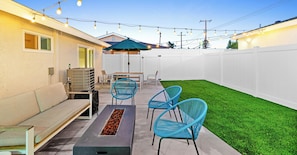Outdoor dining - Private Yard, 6 Bed, Pool Table, 11 minutes from Disney (Santa Ana)