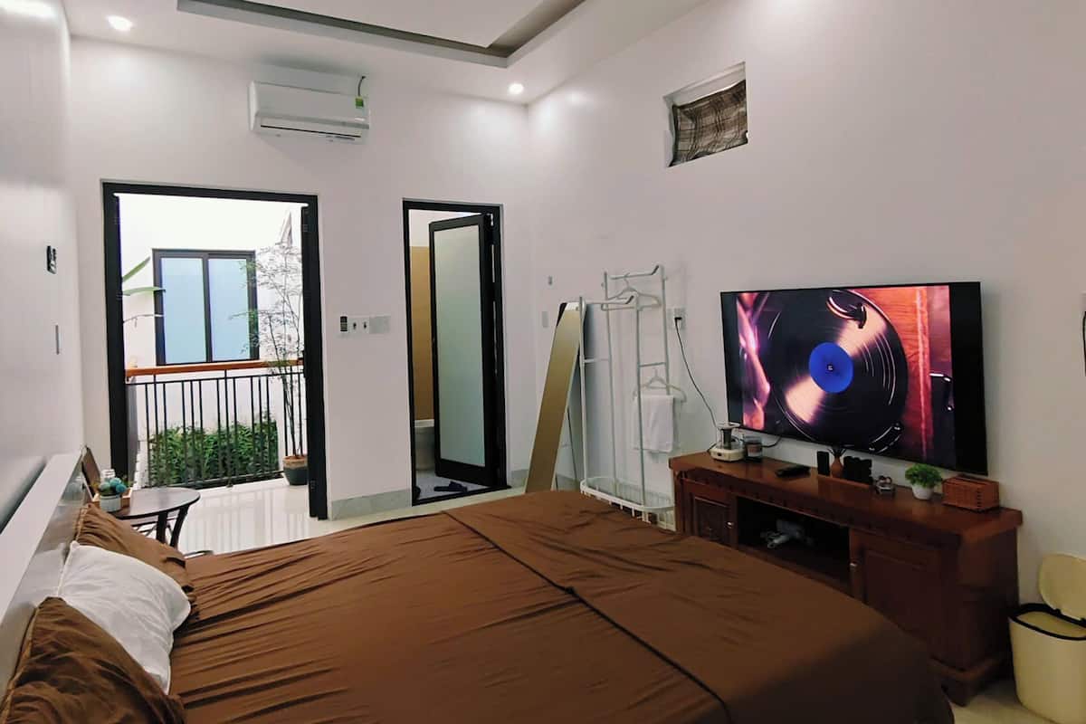 Habitación cuádruple familiar, vista a la ciudad | Escritorio, espacio para trabajar con laptop y wifi gratis