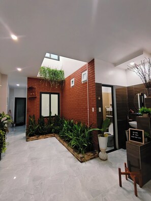 Shower, hair dryer, towels, soap - Ba Trieu homestay (Hue)