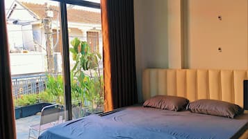 Habitación cuádruple familiar, vista a la ciudad | Escritorio, espacio para trabajar con laptop y wifi gratis