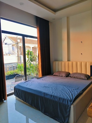 Habitación cuádruple familiar, vista a la ciudad | Escritorio, espacio para trabajar con laptop y wifi gratis