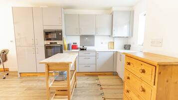 Coffee/tea maker, fridge, microwave, oven