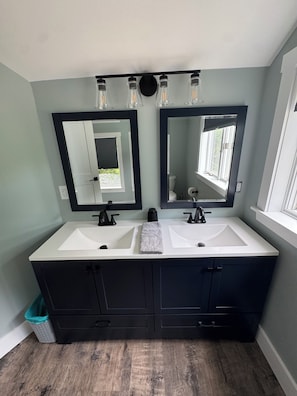 Bathroom - Newly renovated Lake House Retreat - 30 mins to Jay Peak Resort (Newport)