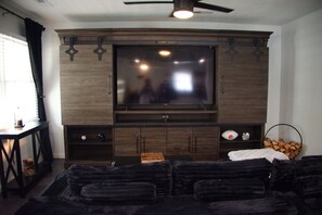 Living area - Nice 3-bedroom house with AC in the heart of dowtown Cleveland (Cleveland)
