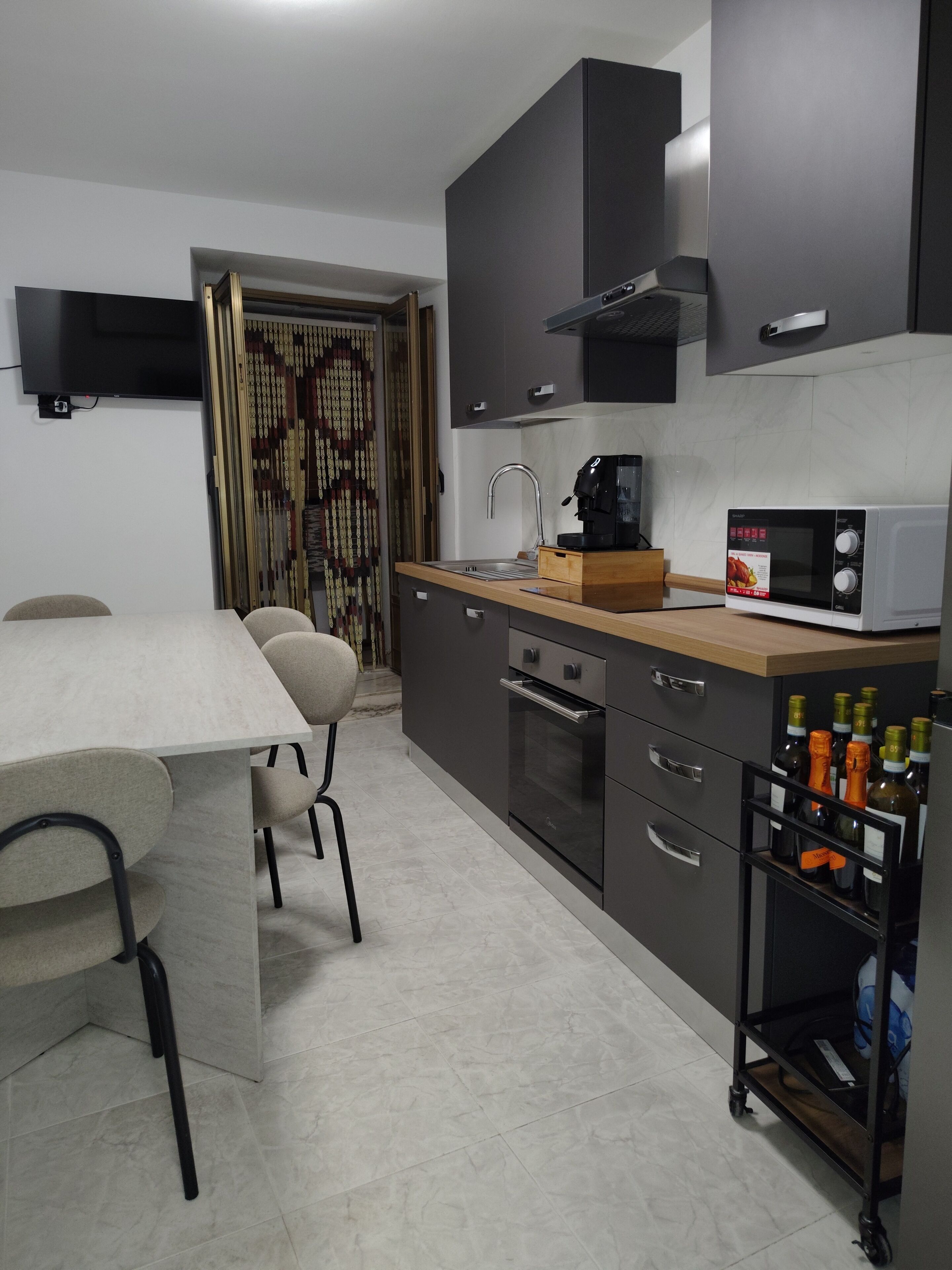 Habitación Deluxe con 1 cama doble o 2 individuales | Cocina privada | Frigorífico pequeño, microondas, horno y placa de cocina