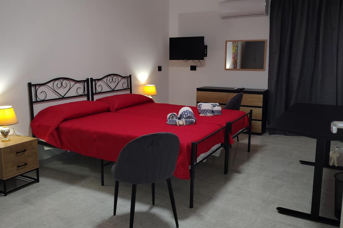 Deluxe Double or Twin Room | In-room safe, desk, iron/ironing board (on request)