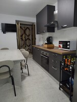 Frigobar, microondas, horno, placa de cocina