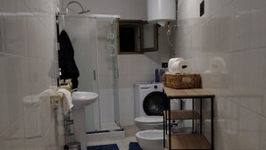 A compact bathroom with a toilet, sink, and shower. - Guest House Tondo Vecchio Caltagirone (Caltagirone)