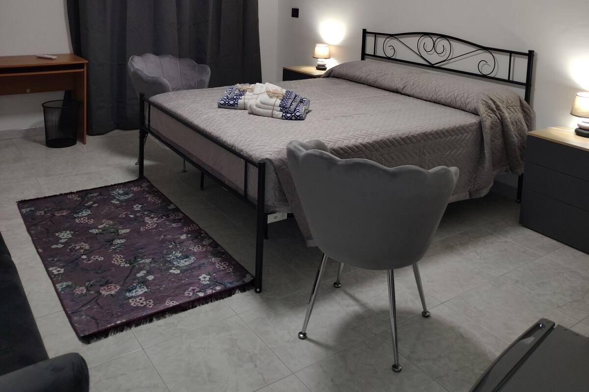 Deluxe Double or Twin Room | In-room safe, desk, iron/ironing board (on request)