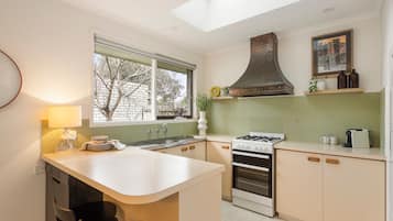 Coffee/tea maker, fridge, oven, stovetop