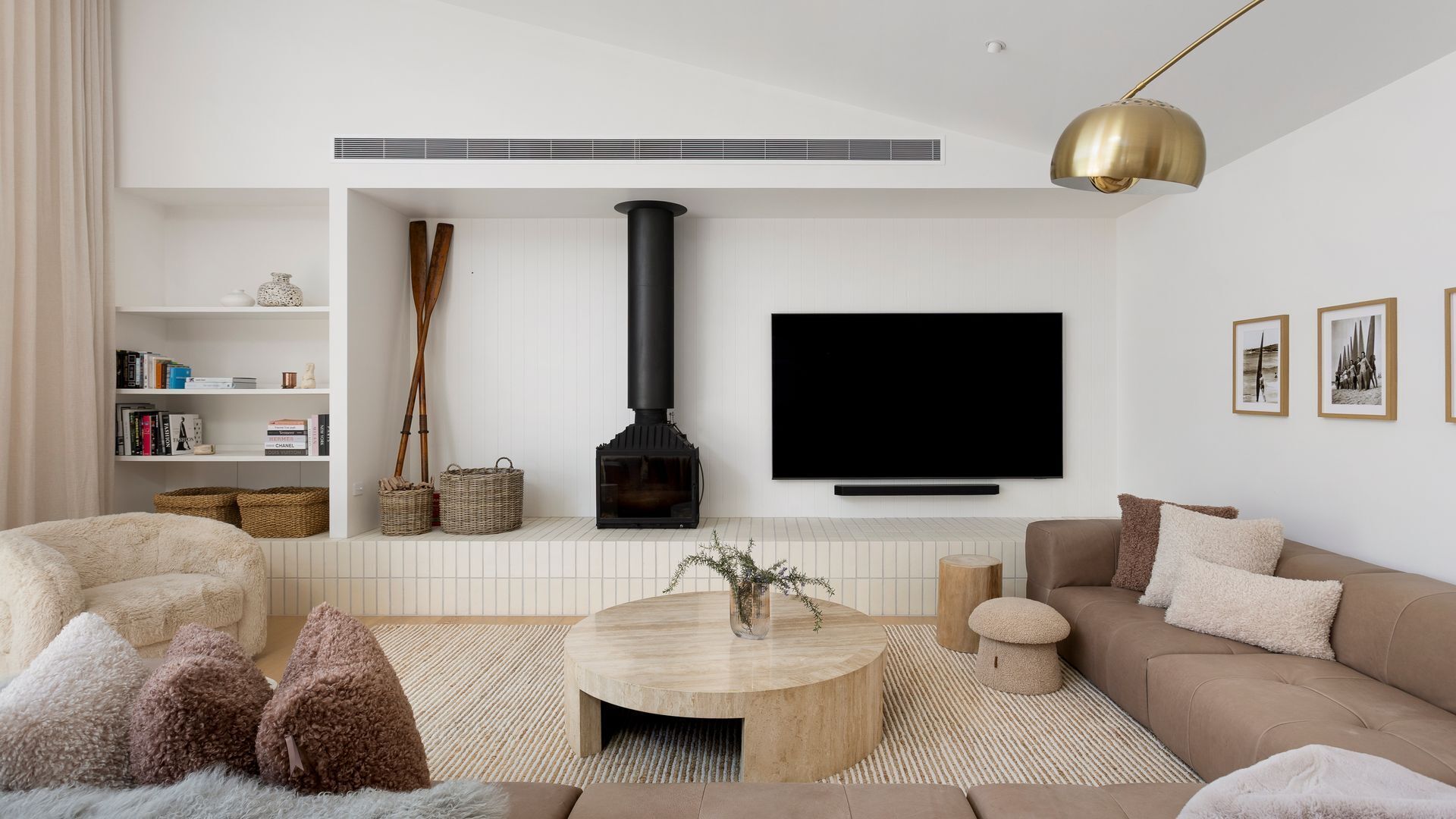Smart-tv, een open haard en een kantoor