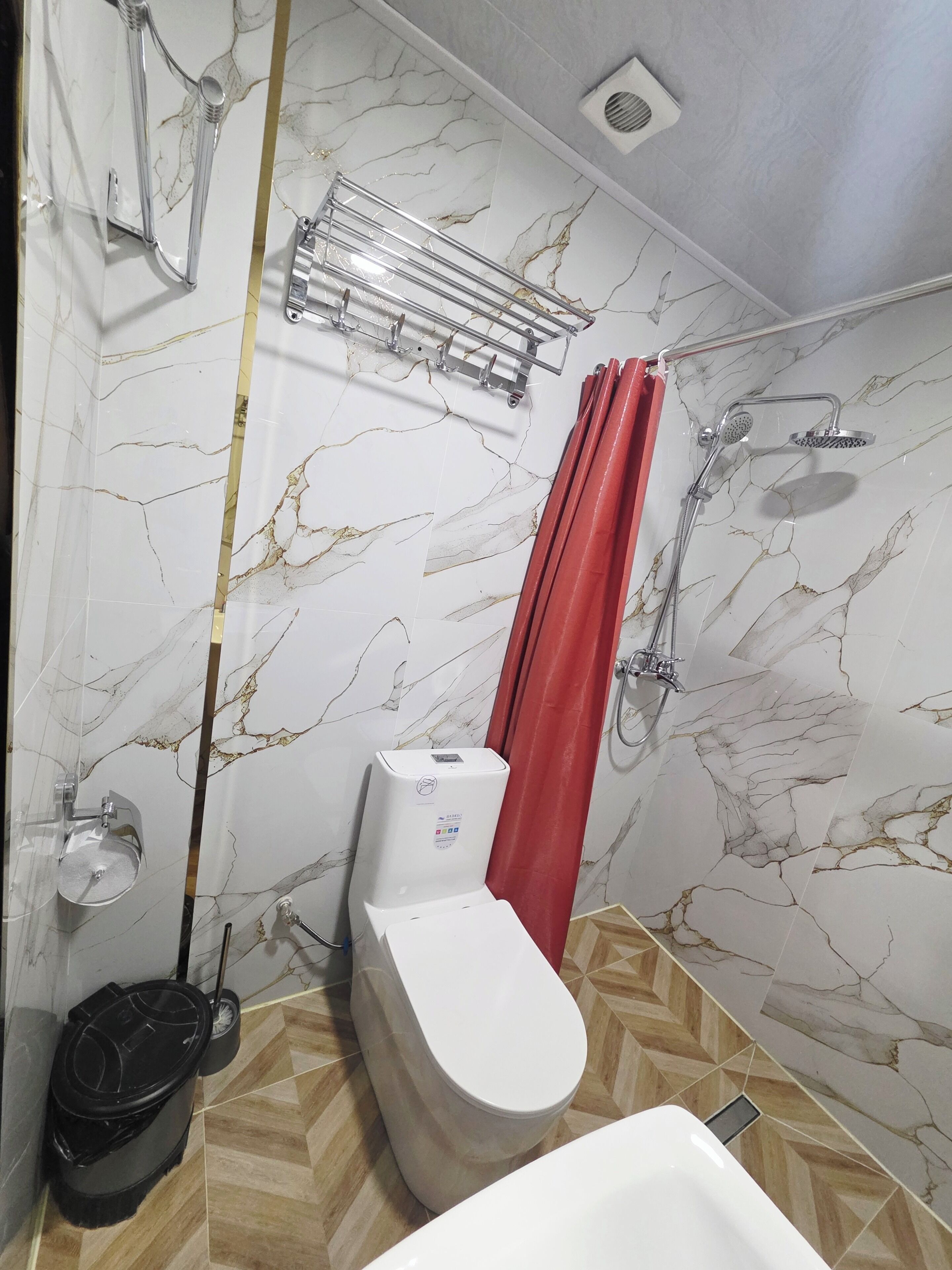 Douche, articles de toilette gratuits, sèche-cheveux