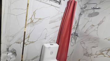 Douche, articles de toilette gratuits, sèche-cheveux