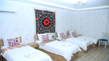 Luxury-Vierbettzimmer | Schreibtisch, laptopgeeigneter Arbeitsplatz, kostenloses WLAN