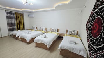 Comfort Quadruple Room | Desk, laptop workspace, WiFi (free)