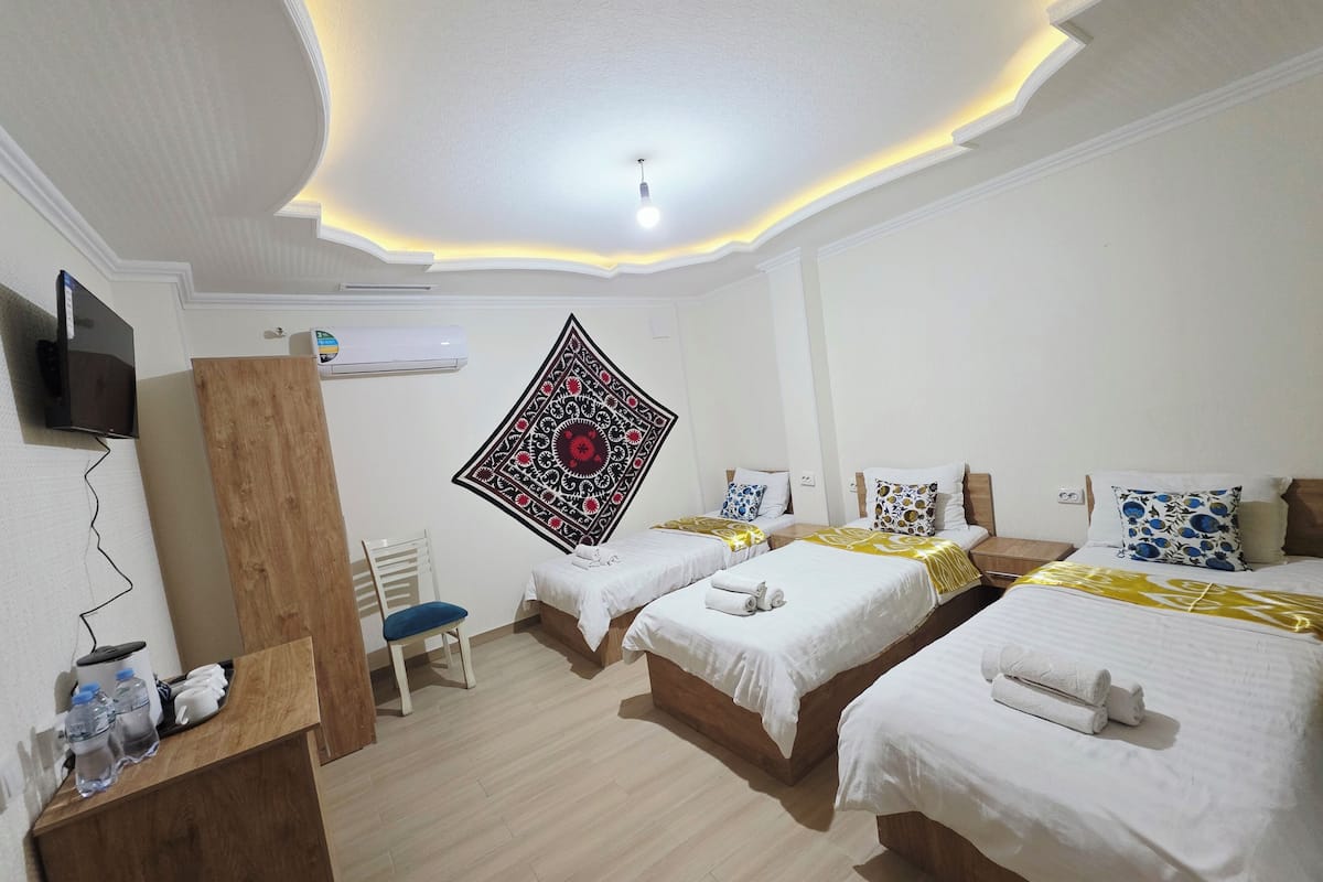 Luxury Triple Room | Desk, laptop workspace, WiFi (free)