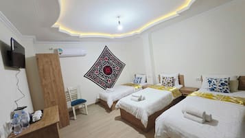 Luxury-Dreibettzimmer | Schreibtisch, laptopgeeigneter Arbeitsplatz, kostenloses WLAN