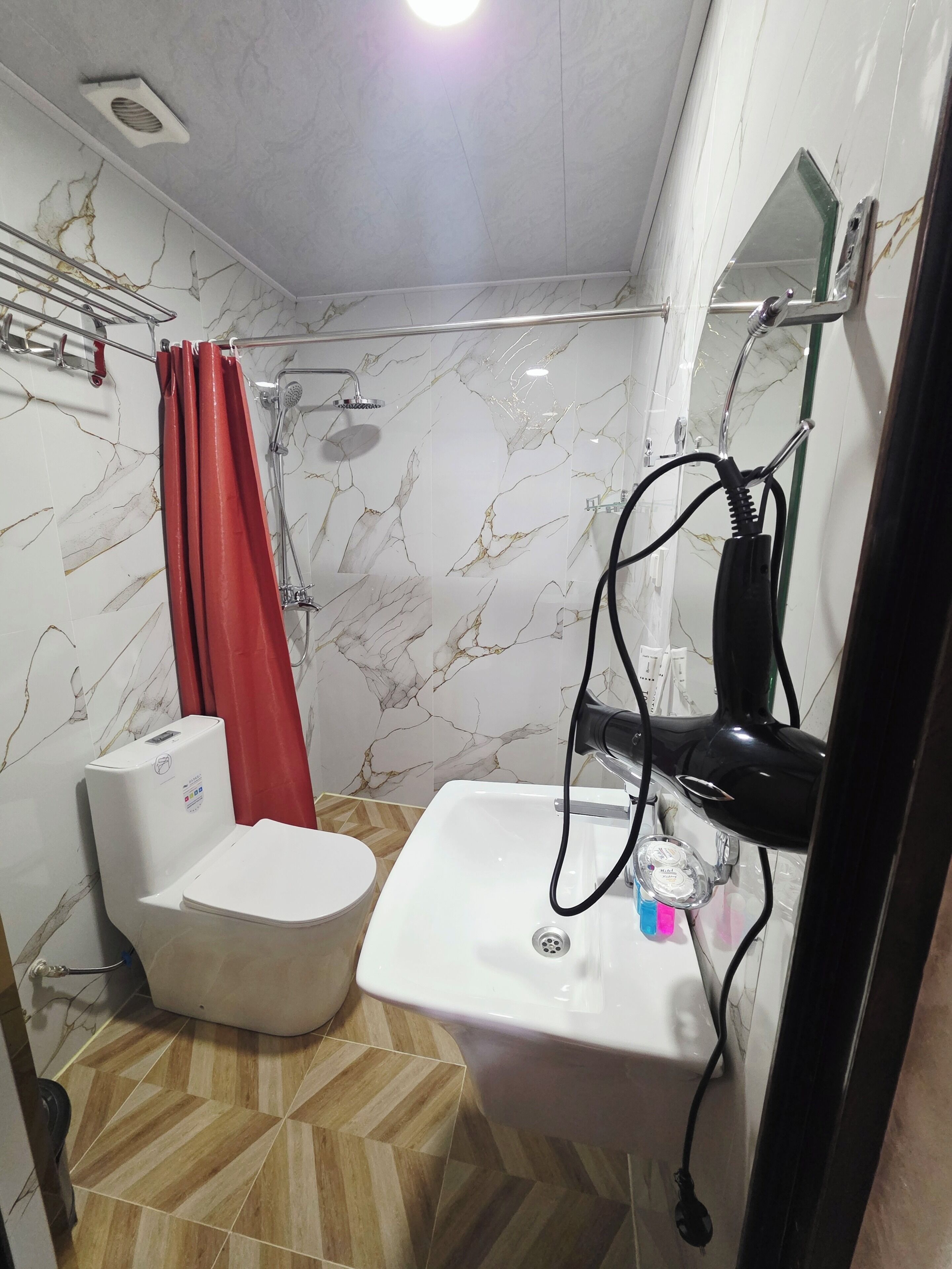 Douche, articles de toilette gratuits, sèche-cheveux