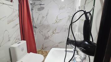 Douche, articles de toilette gratuits, sèche-cheveux