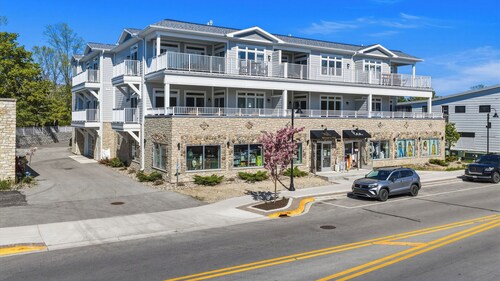 Upscale Condo - Water Views & Unbeatable Location