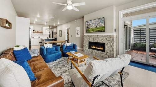 Upscale Condo - Water Views & Unbeatable Location