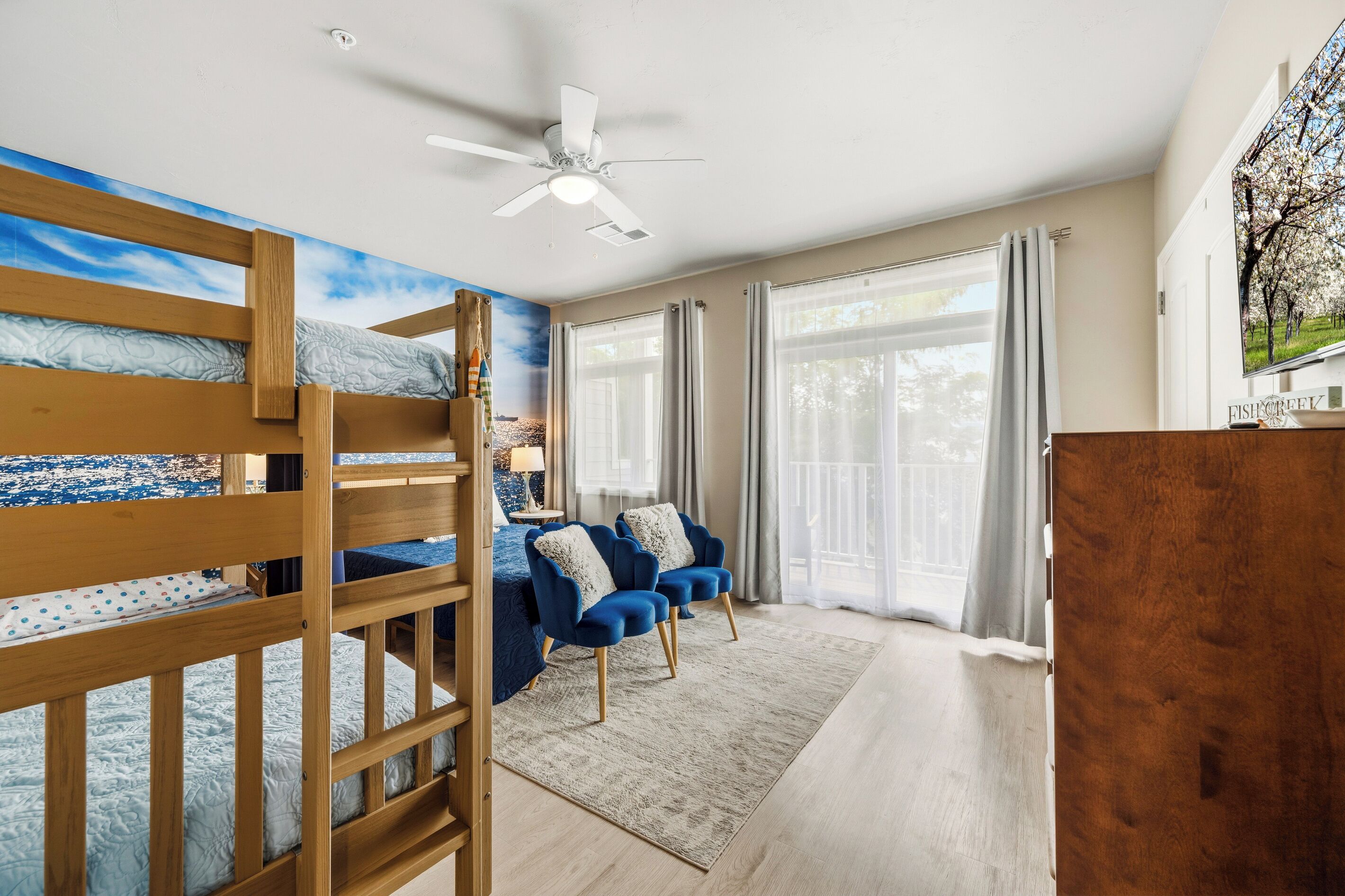 3 bedrooms, iron/ironing board, internet, bed sheets