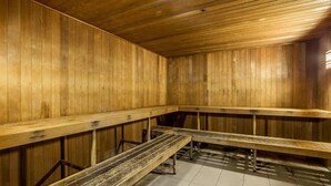 Uma sauna com bancos de madeira e teto inclinado.