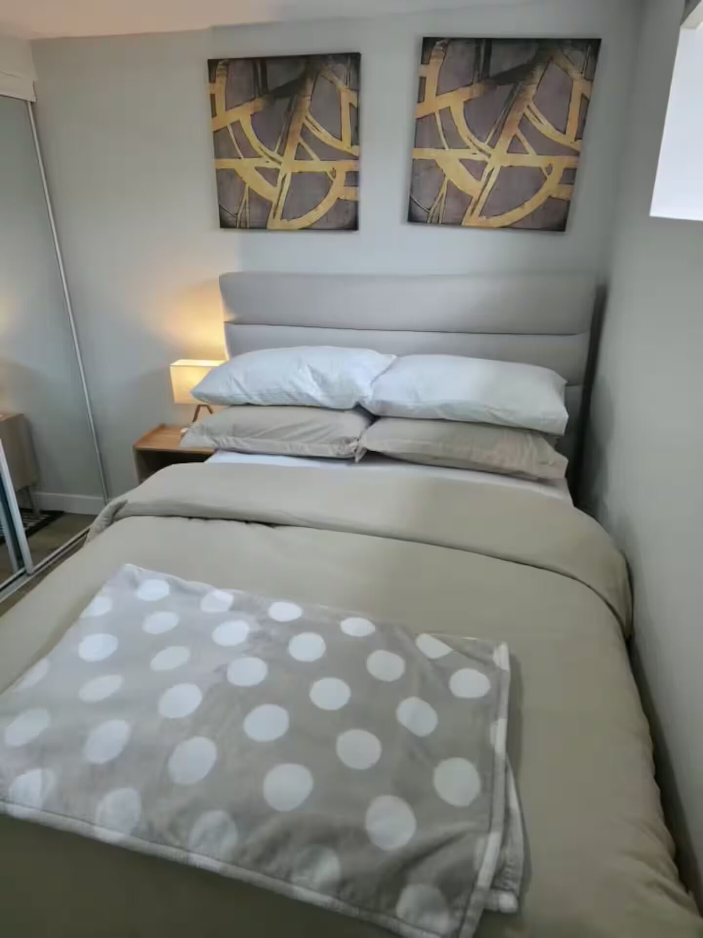 Iron/ironing board, WiFi, bed sheets