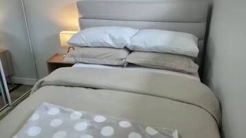 Iron/ironing board, WiFi, bed sheets