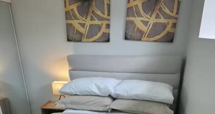Modern Private 2-Bedroom Suite | Self Check-In | Free Parking