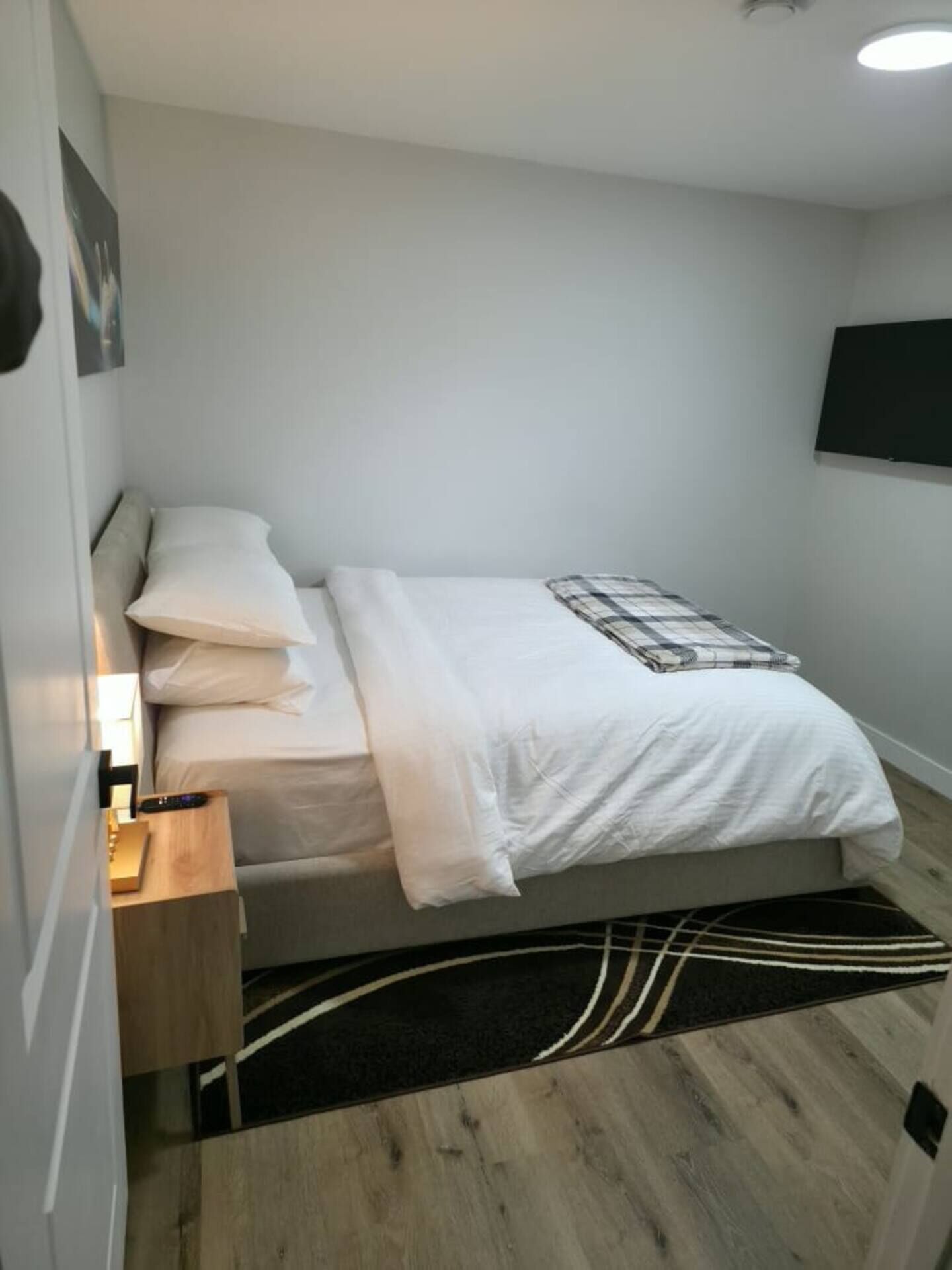 Tabla de planchar con plancha, wifi, ropa de cama