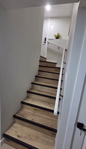 Modern Private 2-Bedroom Suite | Self Check-In | Free Parking