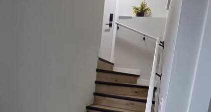 Modern Private 2-Bedroom Suite | Self Check-In | Free Parking