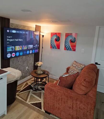 Modern Private 2-Bedroom Suite | Self Check-In | Free Parking