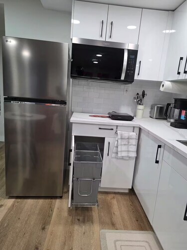 Modern Private 2-Bedroom Suite | Self Check-In | Free Parking