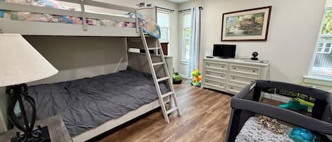 3 habitaciones, tabla de planchar con plancha y cuna de viaje