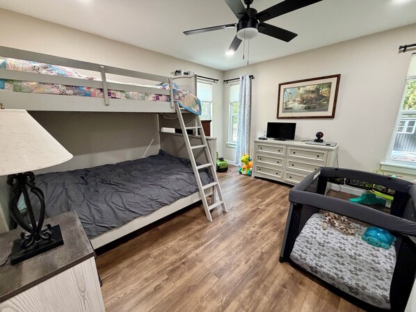 3 habitaciones, tabla de planchar con plancha y cuna de viaje