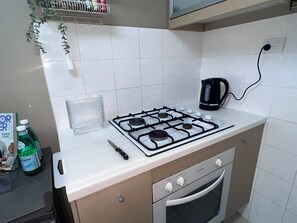 Cafetera/tetera, refrigerador, microondas, horno