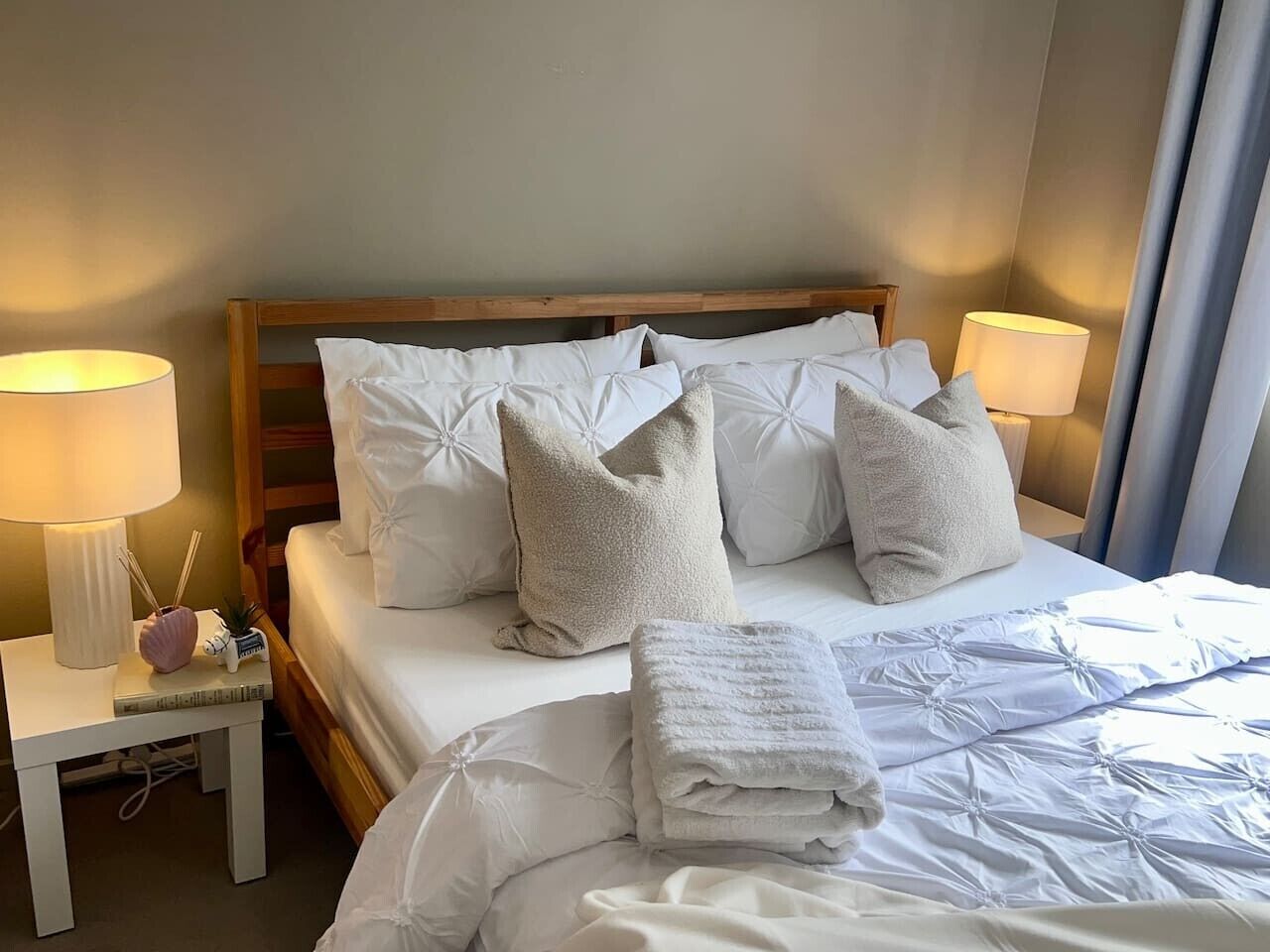 Desk, iron/ironing board, WiFi, bed sheets