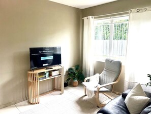 TV, books - u5-Traditional QLD Unit|Quiet Centre|NewAC|SmartTV (Norman Park)