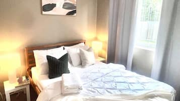 Desk, iron/ironing board, WiFi, bed sheets