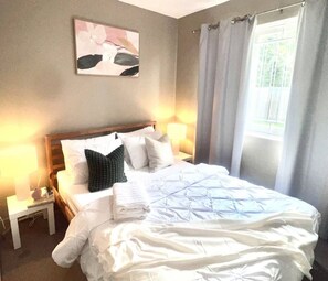 Desk, iron/ironing board, WiFi, bed sheets - u5-Traditional QLD Unit|Quiet Centre|NewAC|SmartTV (Norman Park)