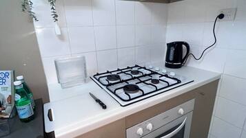 Coffee/tea maker, fridge, microwave, oven
