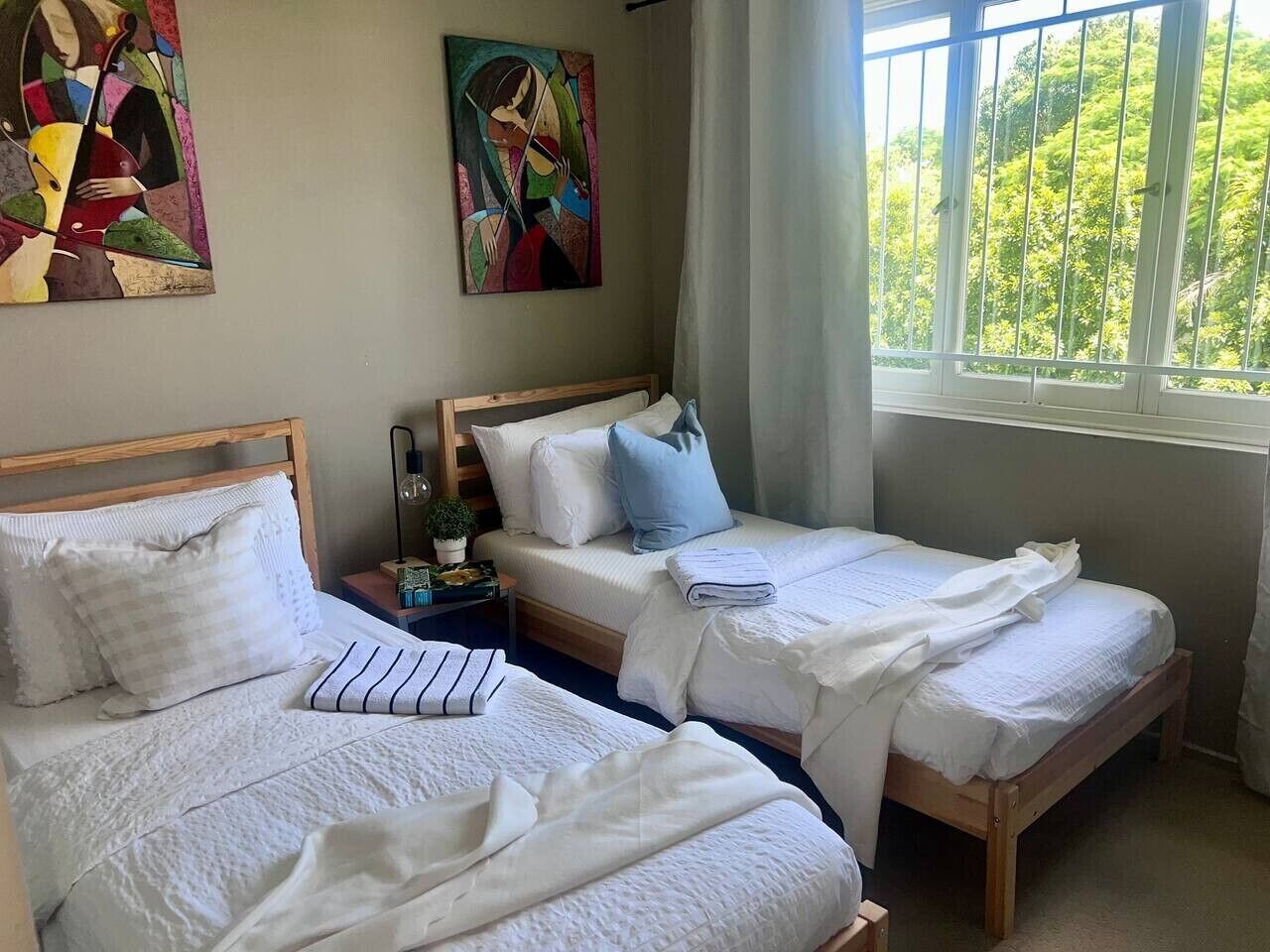 Desk, iron/ironing board, WiFi, bed sheets
