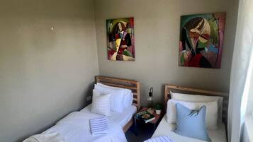 Escrivaninha, ferros/tábuas de passar roupa, Wi-Fi, roupa de cama