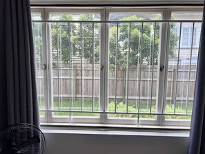 Interior - u3 - Funky Unit w/PrivateEntry| QuietCentre| NewAC (Norman Park)
