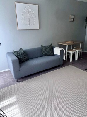 Living area - u3 - Funky Unit w/PrivateEntry| QuietCentre| NewAC (Norman Park)