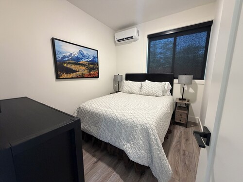 Beautiful 2 bedroom freshly remodel house with AC in welcoming Hailey